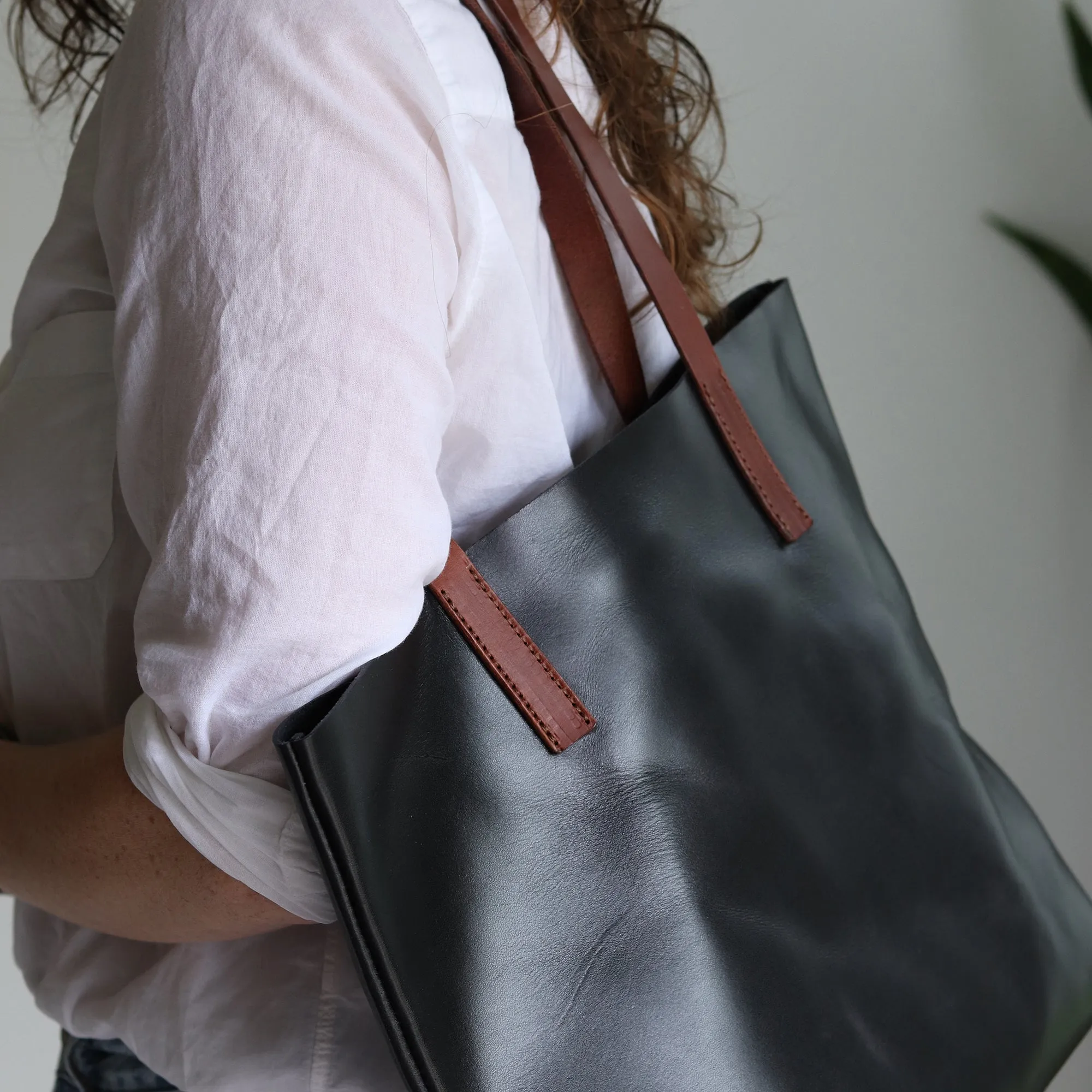 Minimalist Leather Tote - Luxe Black with Brown Straps