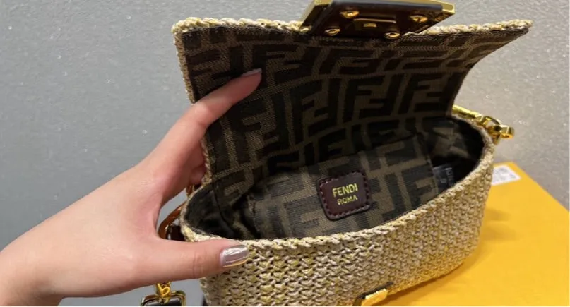 New woman Fendi shoulder handbag