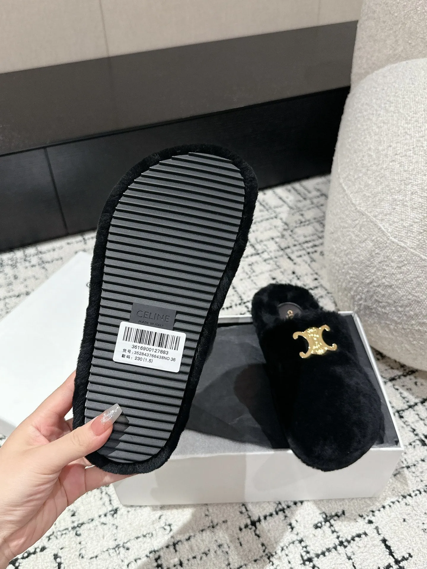 SLIPPER IN BLACK SHEARLING