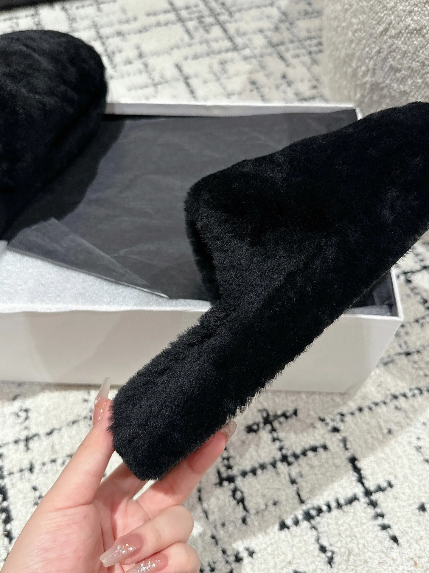 SLIPPER IN BLACK SHEARLING